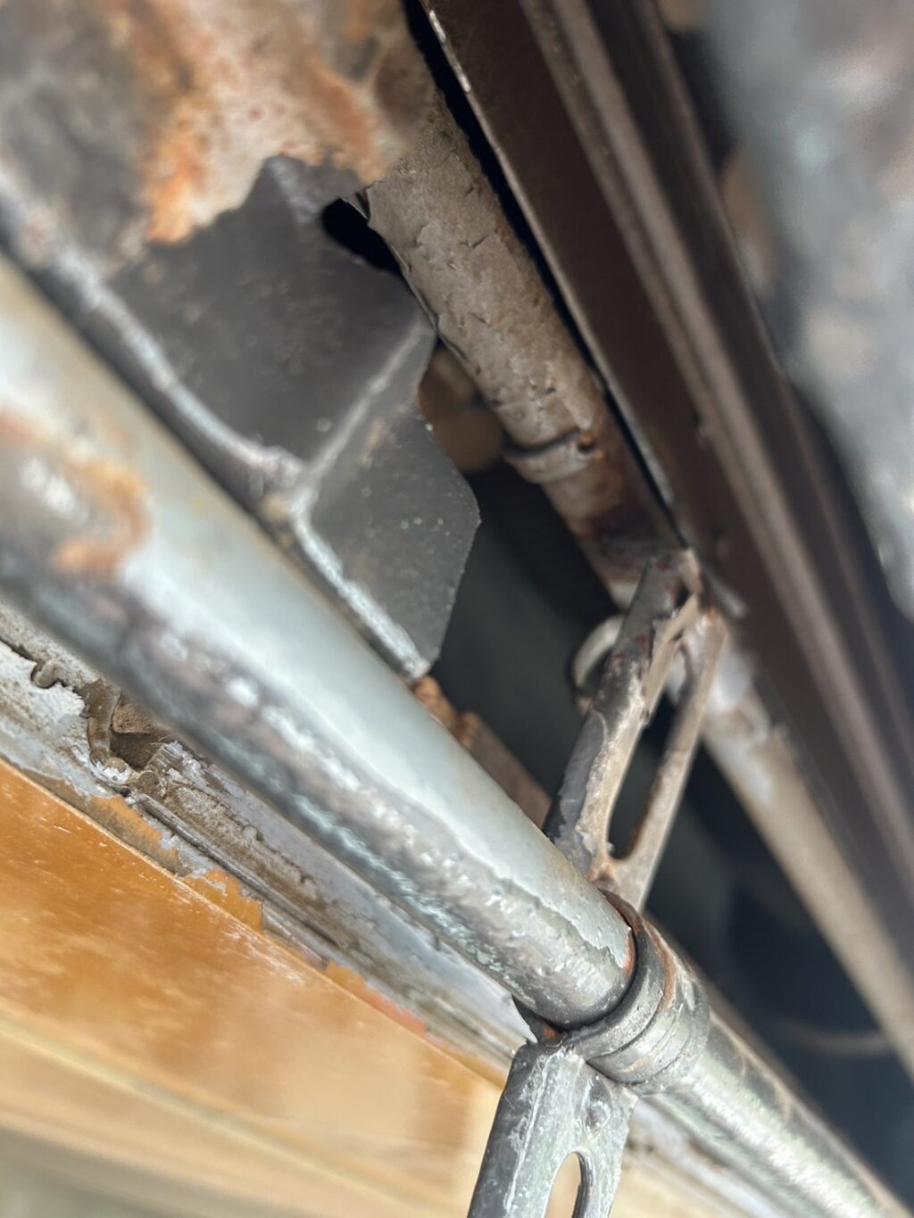 スラットとレールの交換工事の修理事例