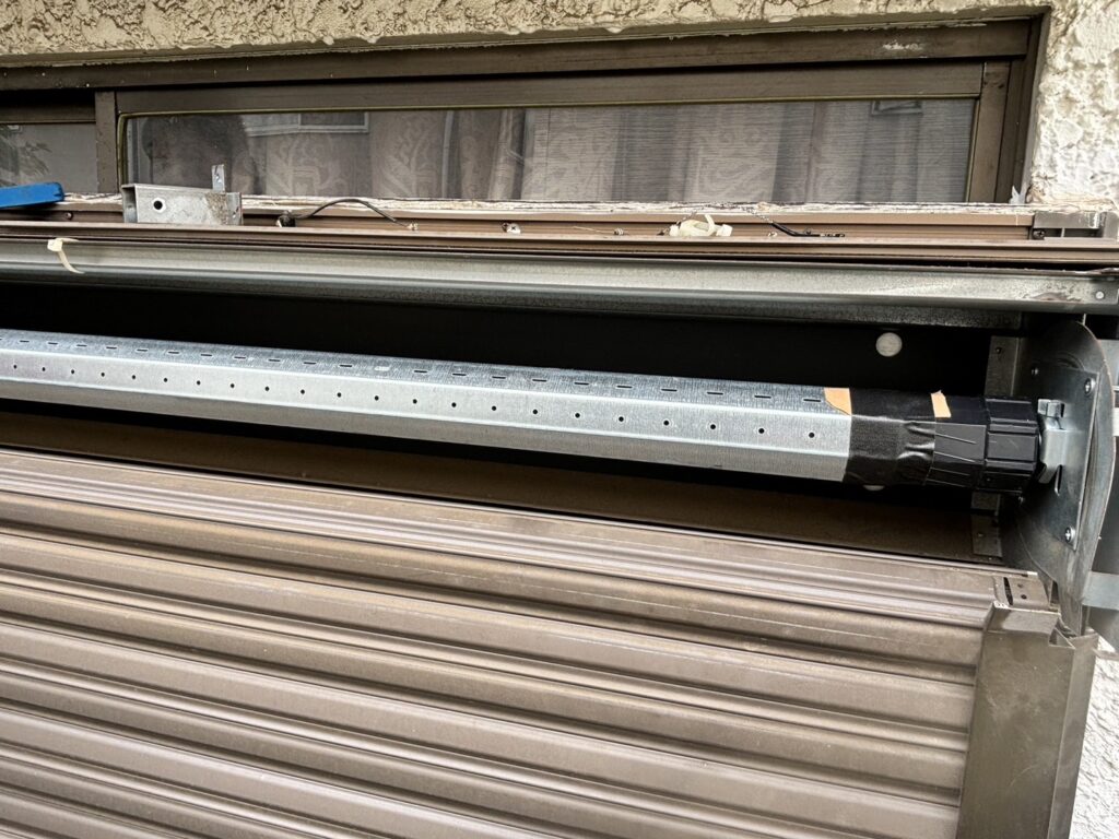 シャッターの現調・剥離作業の修理事例