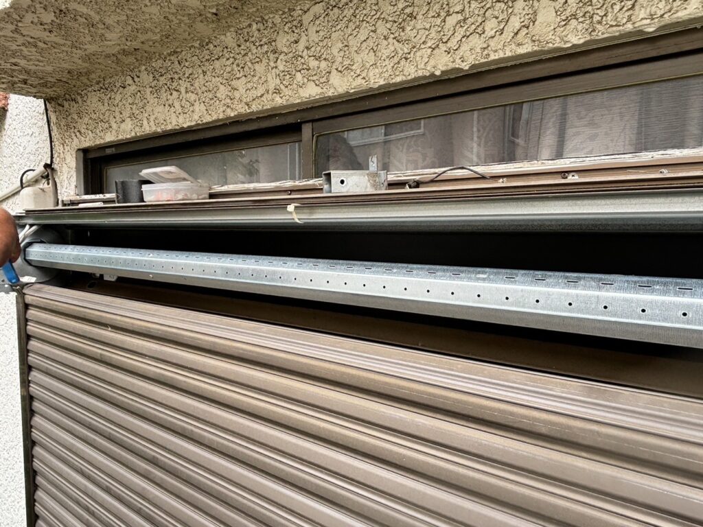 スラットの巻き戻し・オイル差し作業の修理事例