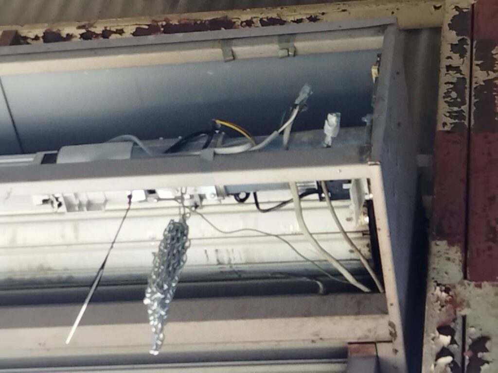 フォークリフトによる損傷シャッターのスラット・座板交換の修理事例