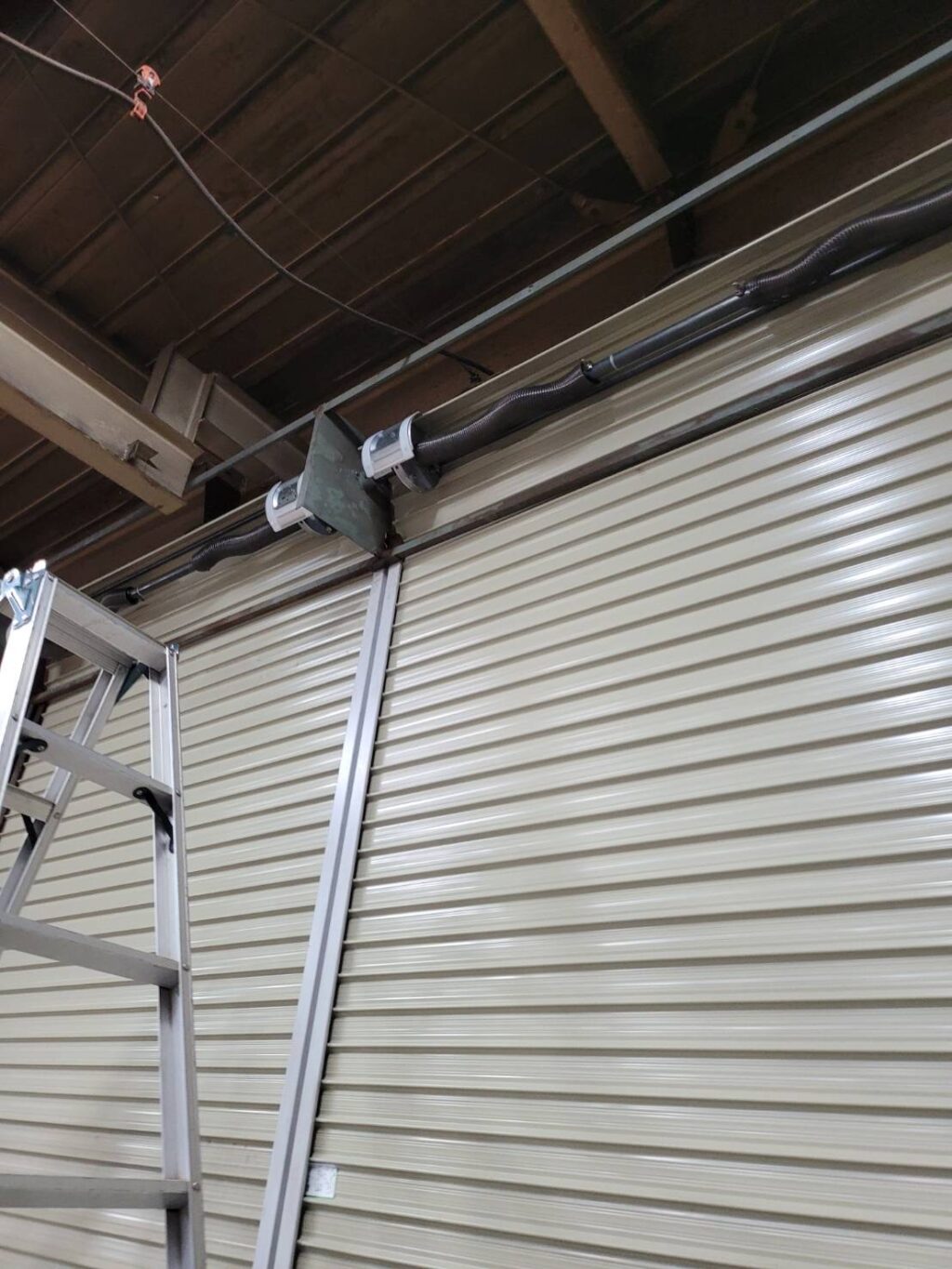 イナバ物置シャッターのスプリングシャフト交換の修理事例