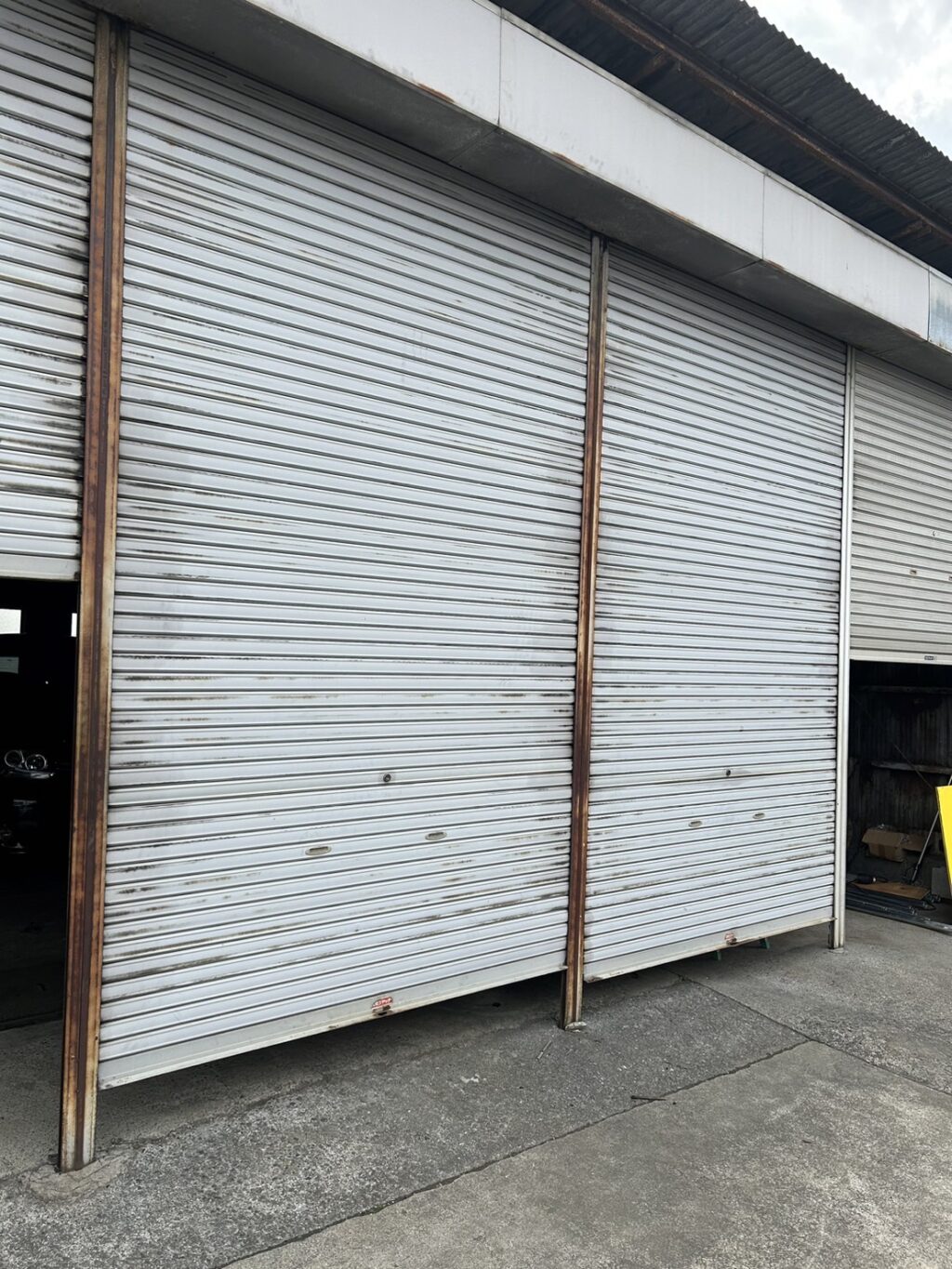 整備工場入口シャッター修理のご依頼の修理事例