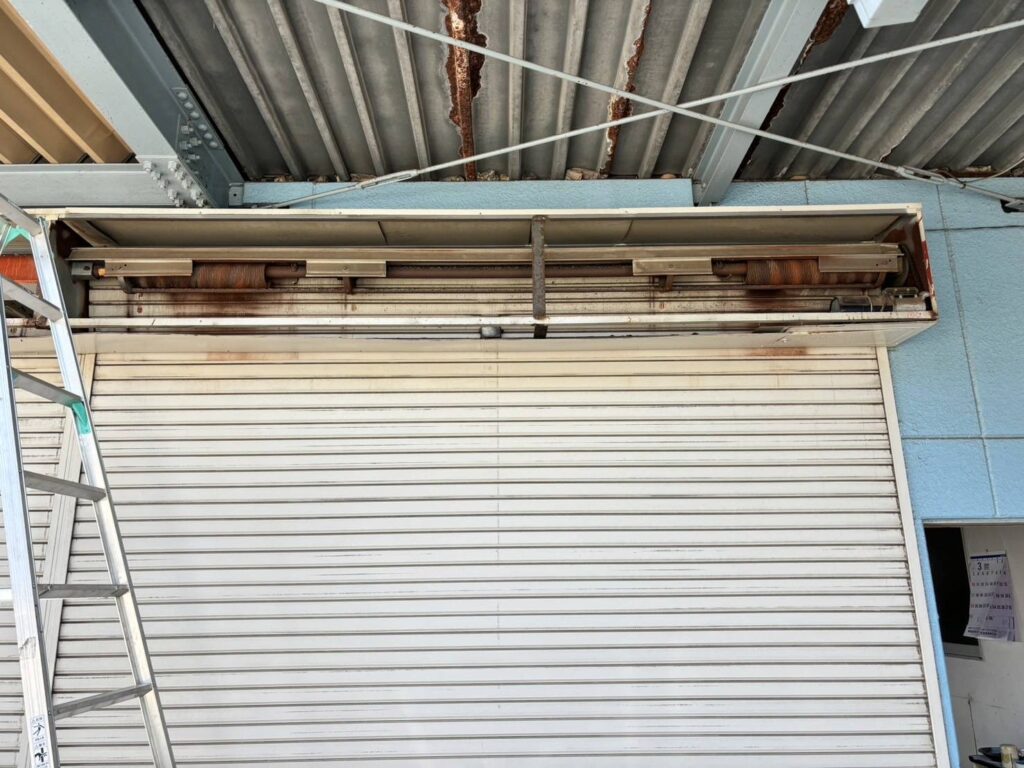 入口電動シャッターの修理対応の修理事例