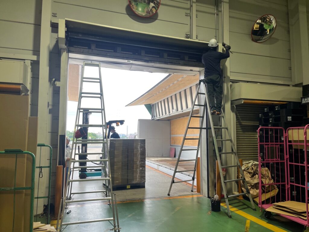 スラットをレールに戻す作業の修理事例