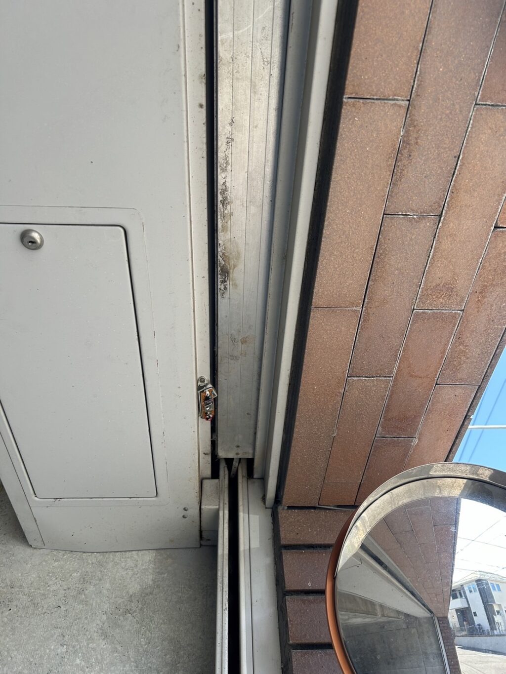 ぶつけてゆがんだスラットの部分交換の修理事例