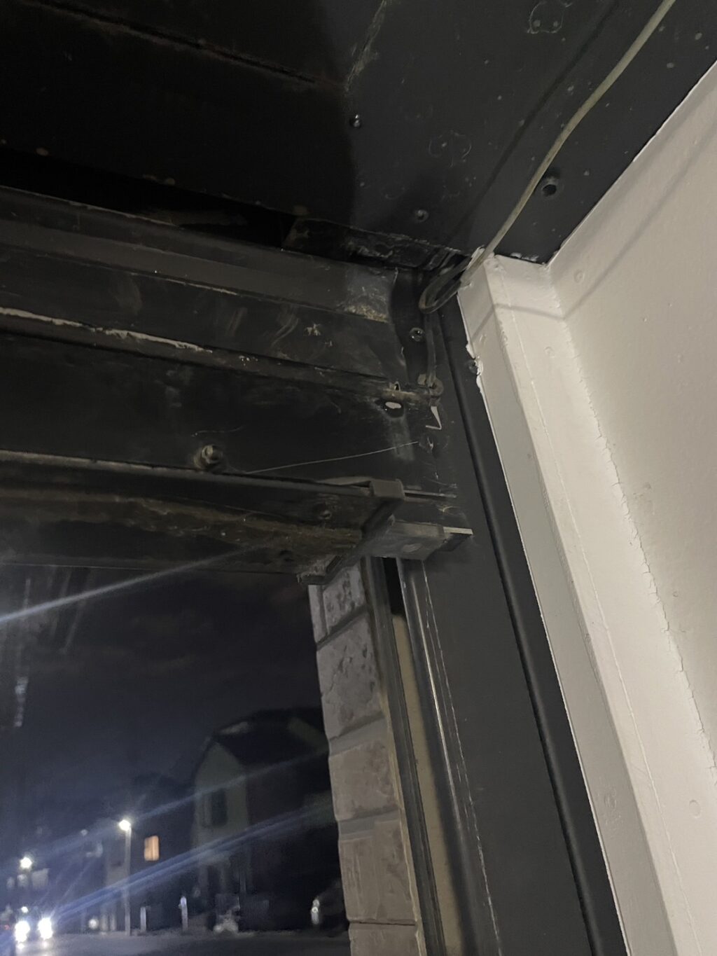 イナバ物置シャッターのスラット修正・開閉調整の修理事例