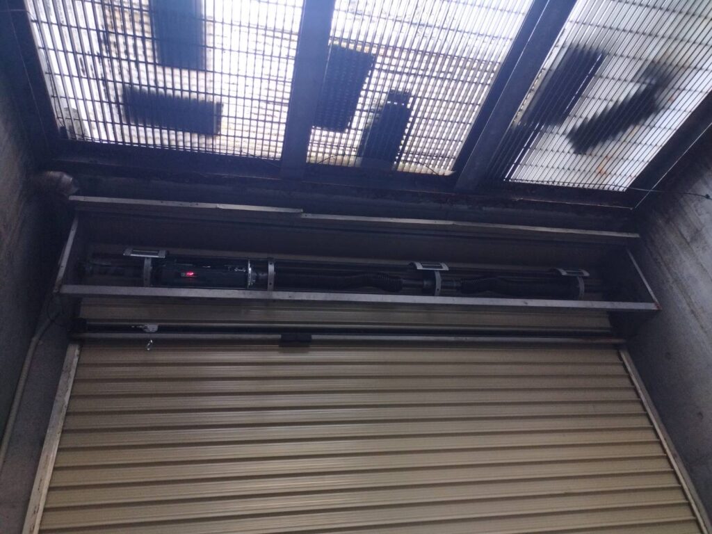 ガレージ電動シャッターのモーター交換工事の修理事例
