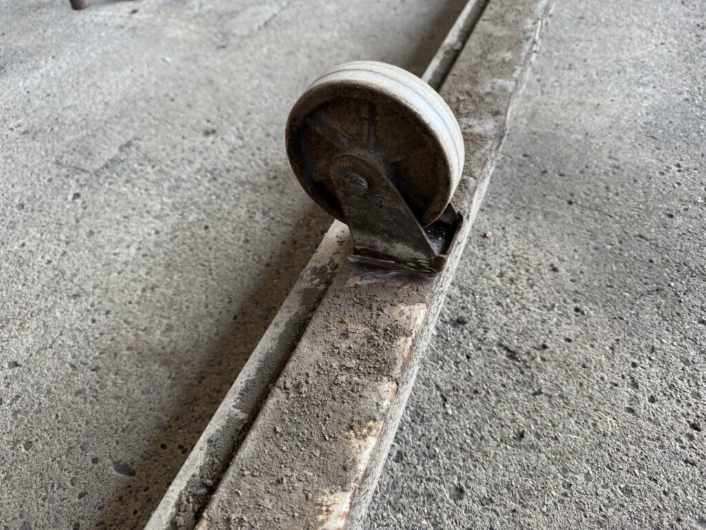 コンテナ手動シャッターの鍵付きスラット交換の修理事例