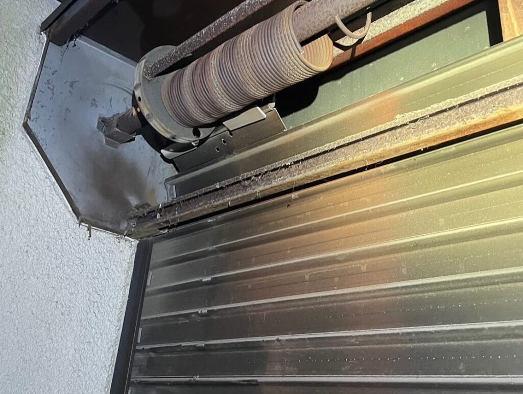 スラット切りの応急処置の修理事例