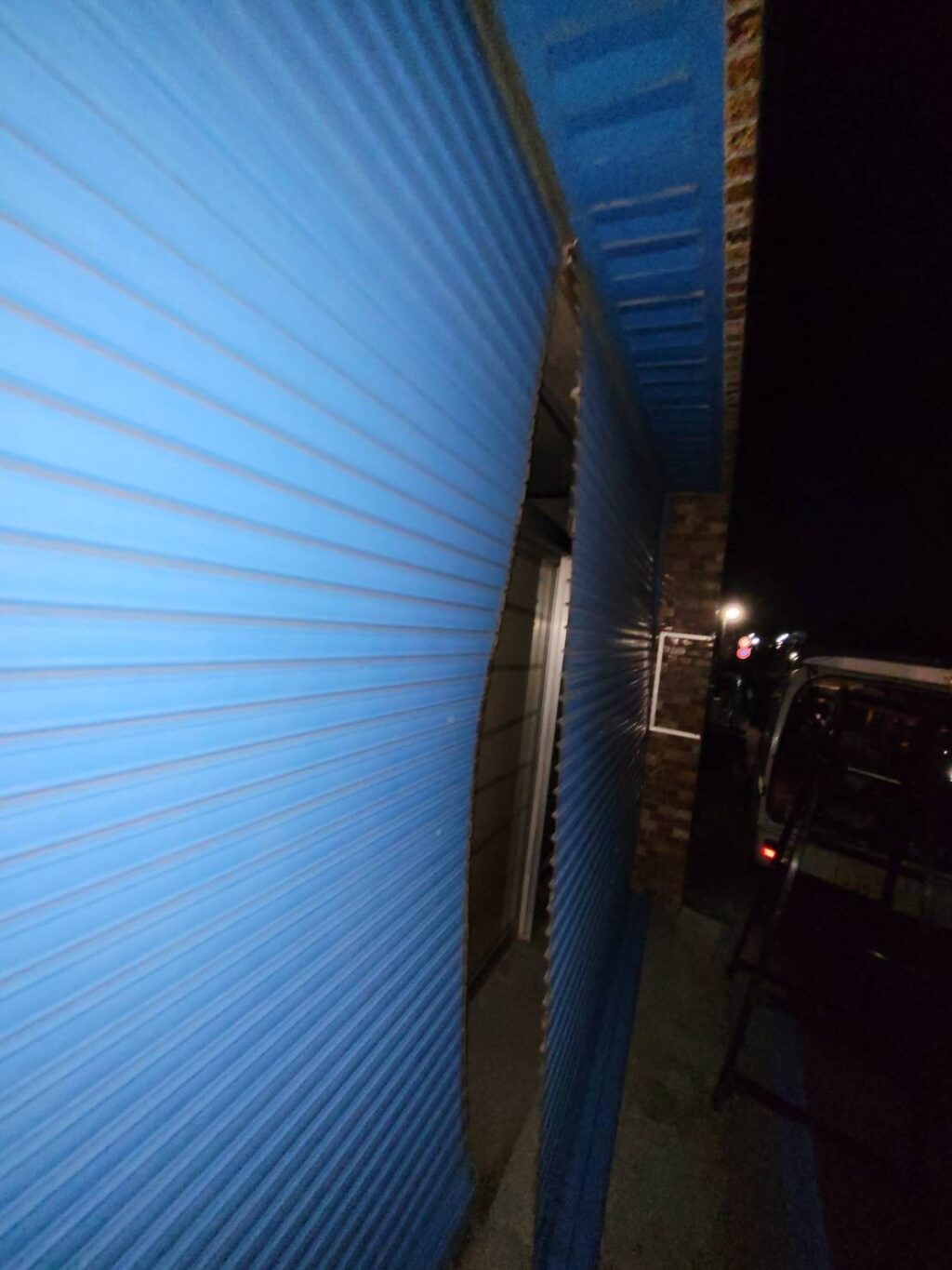 スラットをレールに戻す作業の修理事例