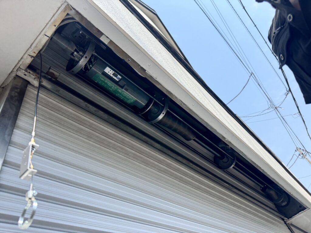 店舗シャッターのレール調整の修理事例