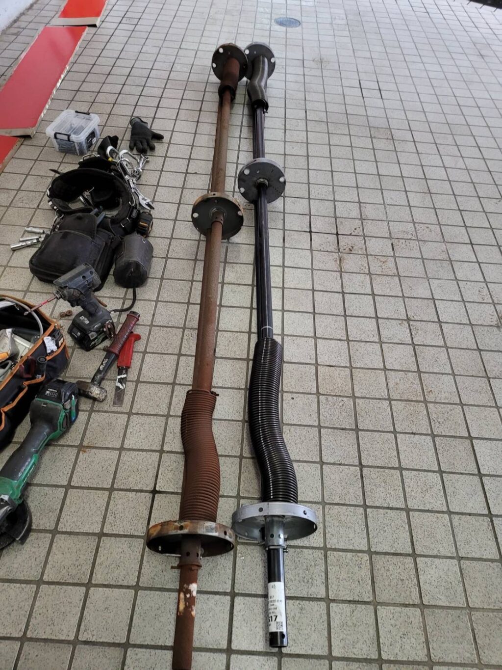 タジマタイヤ店舗入口シャッターのスプリングシャフト交換の修理事例