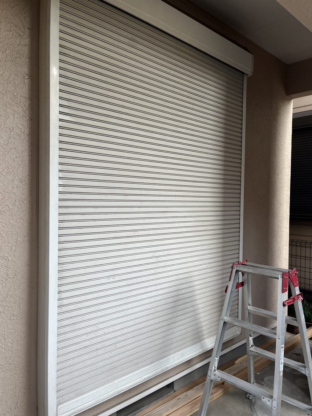 スラットがケース内でたるんでいて下がらないの修理事例