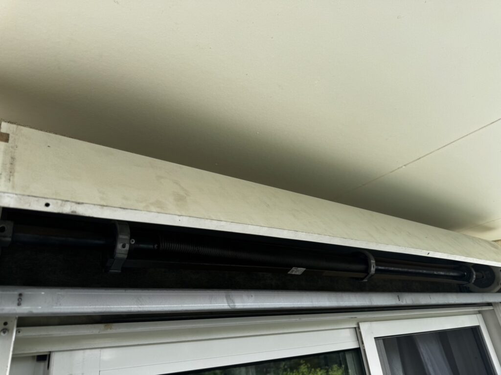 LIXIL（トステム）製手動シャッターのつり元修理対応の修理事例