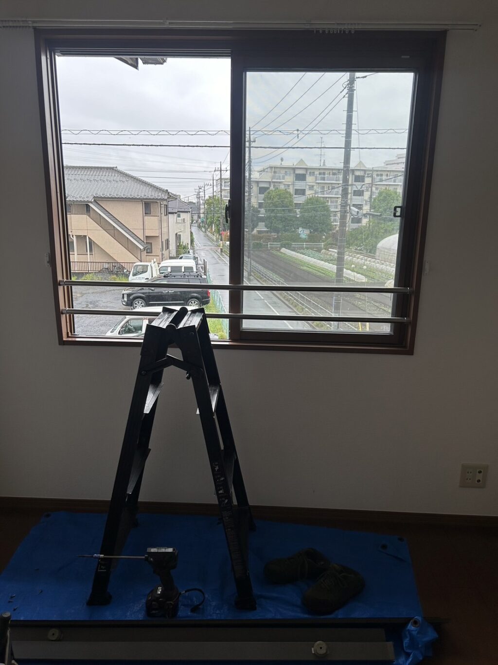 トステム製掃き出し窓シャッターのスプリングシャフト交換の修理事例