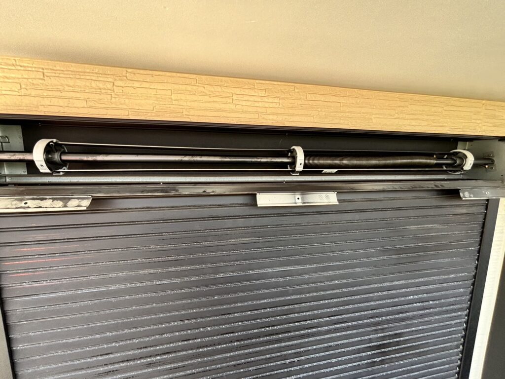 リクシル製手動窓シャッターのスラット調整の修理事例