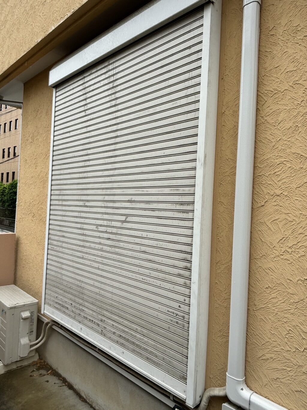 YKK製電動シャッターの手動化工事の修理事例