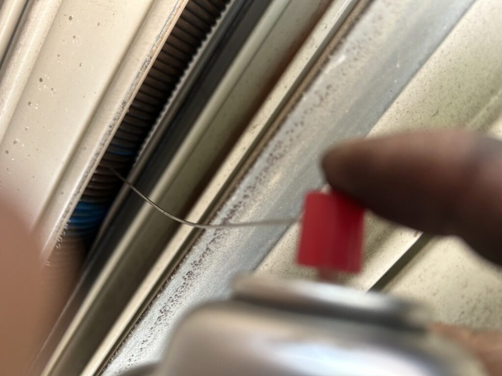 YKK製手動窓シャッターのスラット調整・注油作業の修理事例