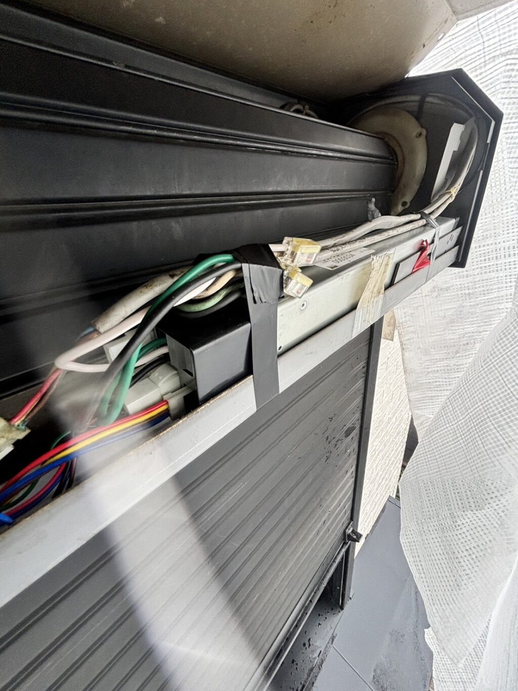 YKK製 窓電動シャッター 開閉機交換工事完了の修理事例