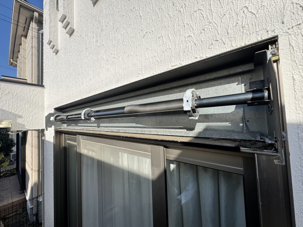 YKK製手動窓シャッターのバネ・スラット交換の修理事例