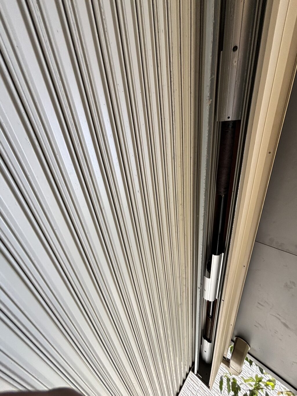 リクシル製電動窓シャッターの開閉機交換の修理事例