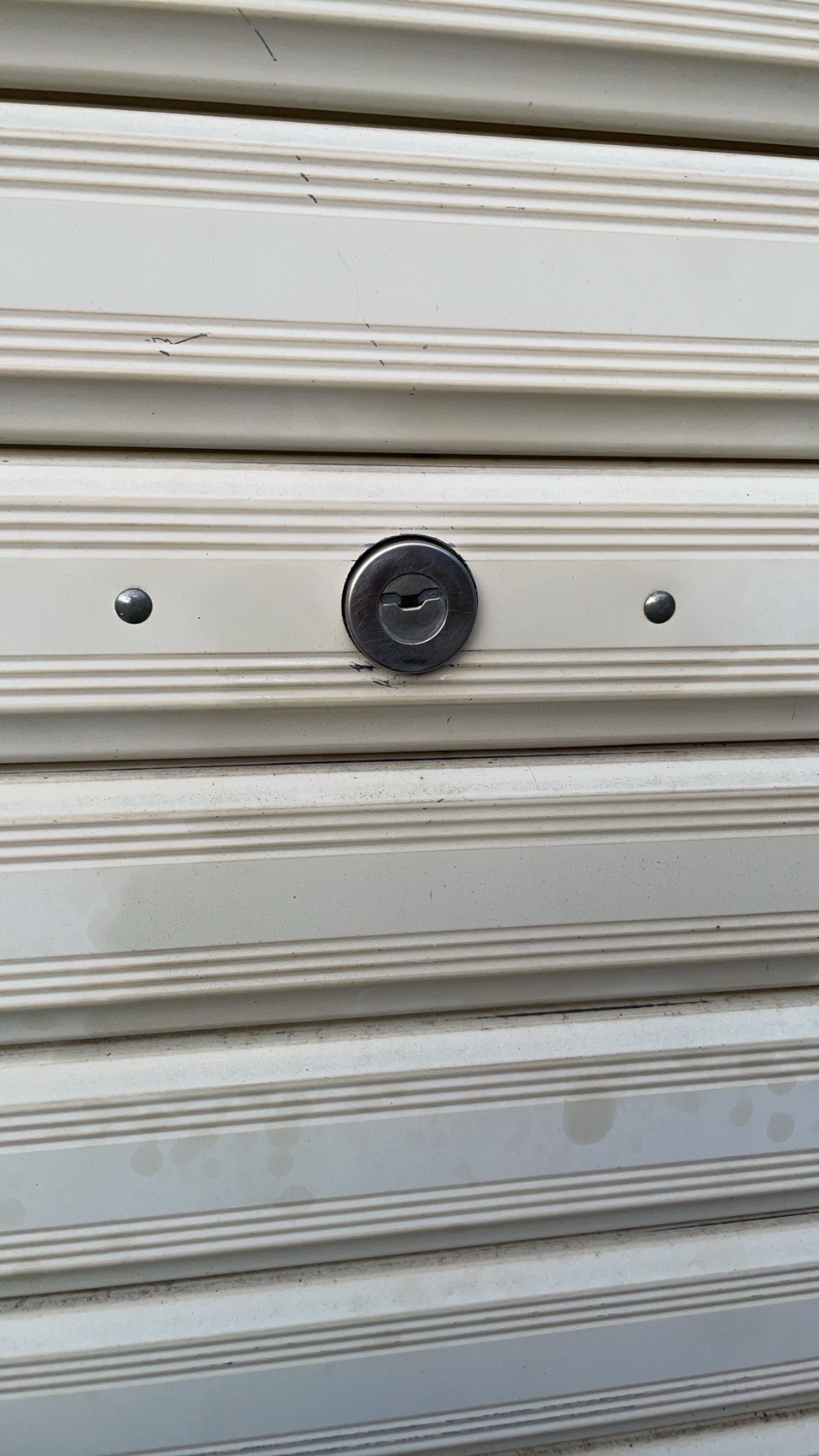 YKK製手動窓シャッターの鍵修理の修理事例