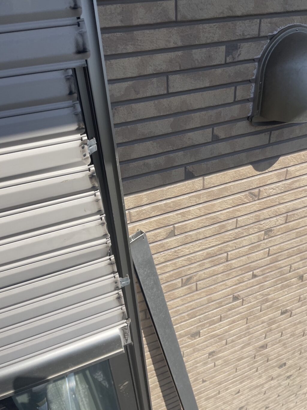 YKKAP窓シャッターのスラットはみ出し調整の修理事例