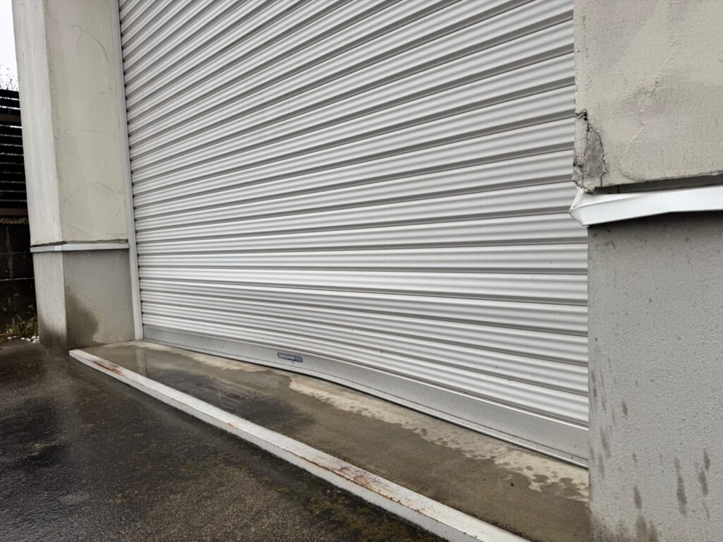 YKK製電動窓シャッターの開閉機交換・スラット調整工事の修理事例