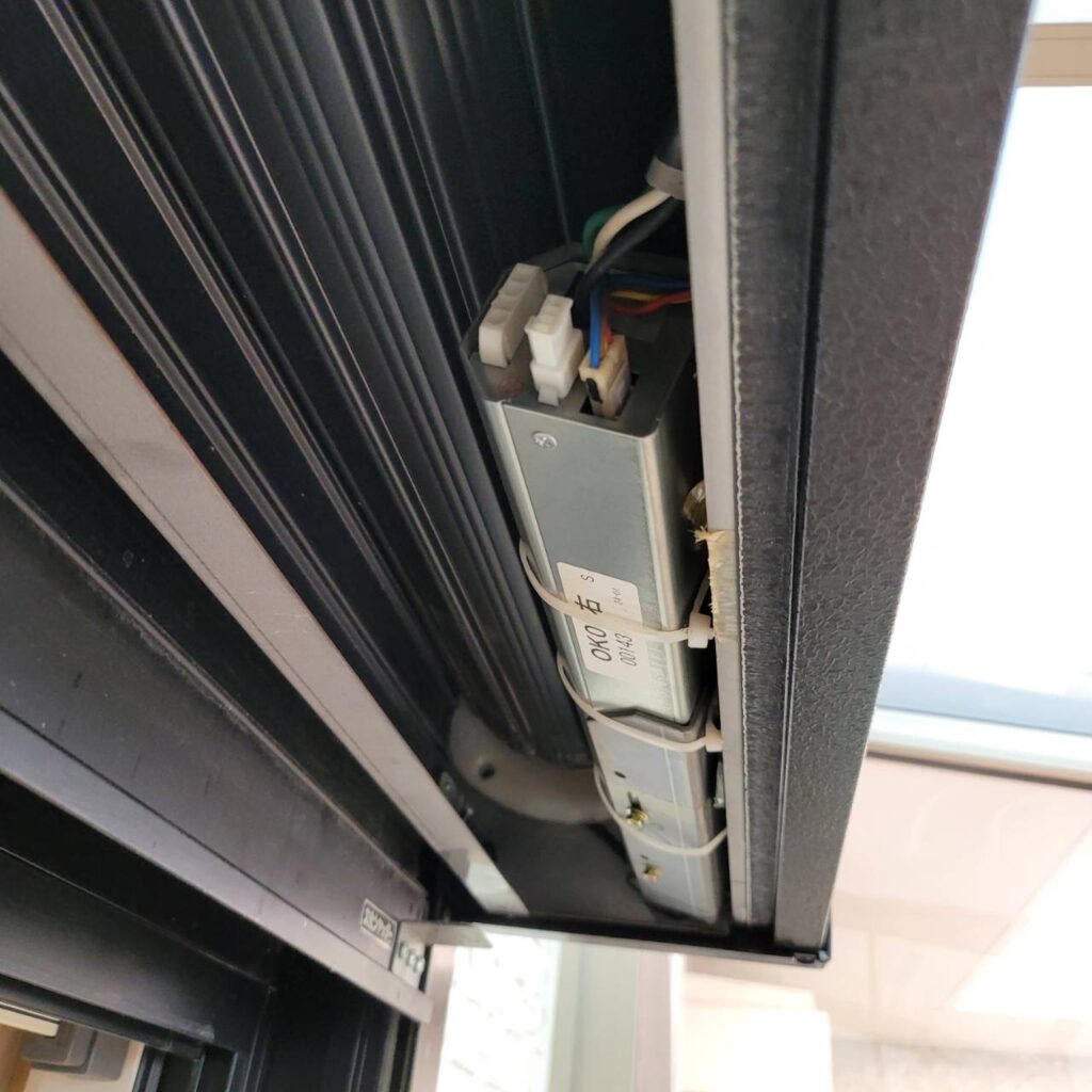 YKK製電動窓シャッターの開閉機交換の修理事例