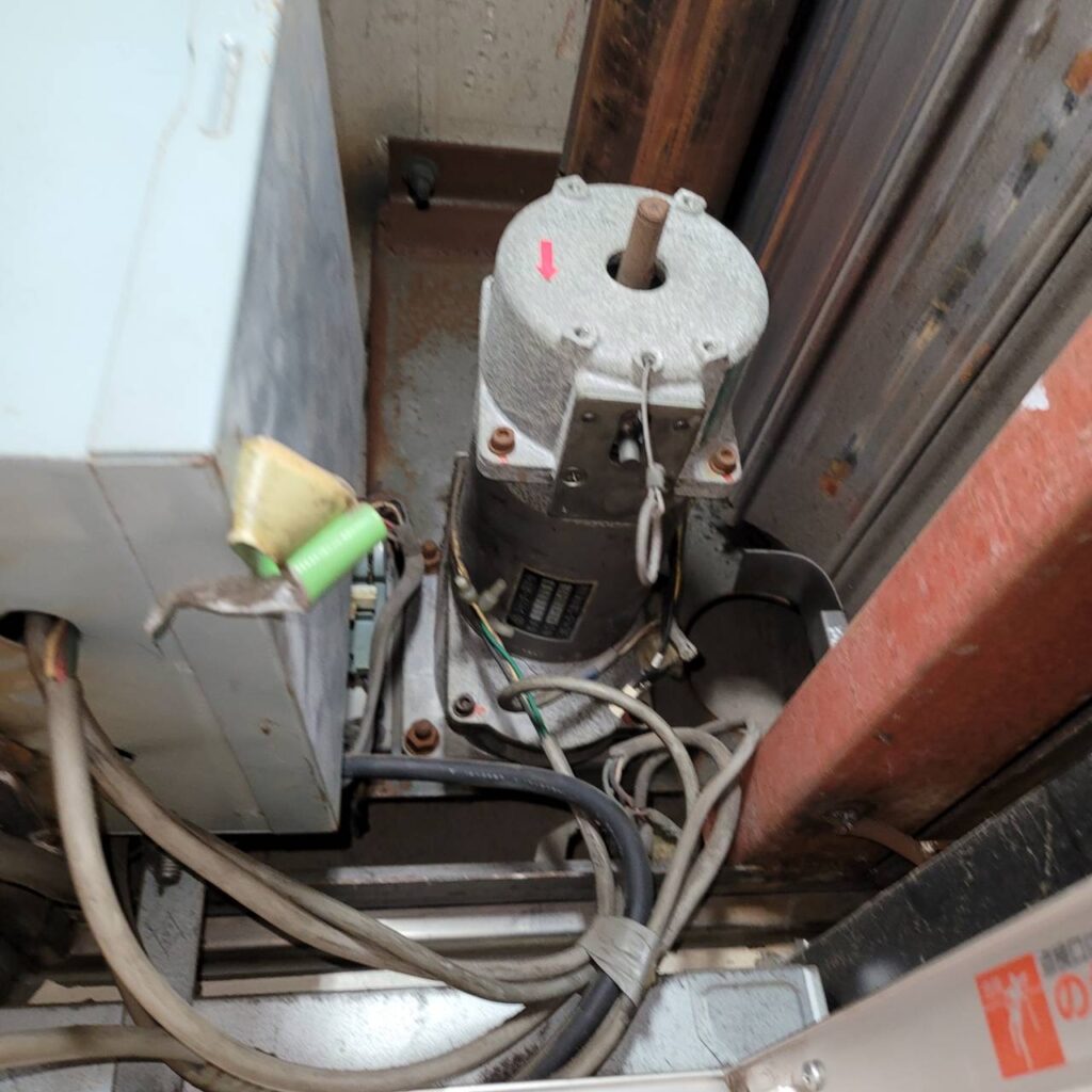 YKK製電動窓シャッターの開閉機交換（落雷被害対応）の修理事例