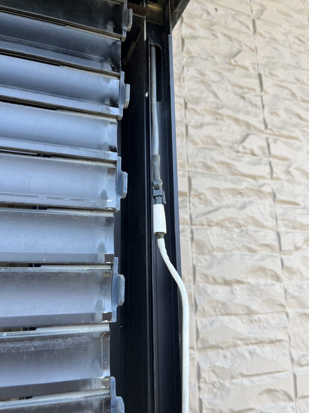 1F電動窓シャッター開閉機交換・2F手動シャッター注油メンテナンスの修理事例