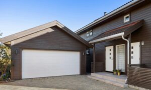 ガレージシャッターの価格は？後付けの費用やDIYできるかも解説