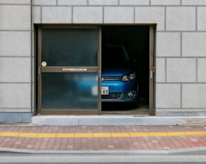 車庫のシャッター交換の費用相場は？修理との比較や費用を抑えるコツを解説