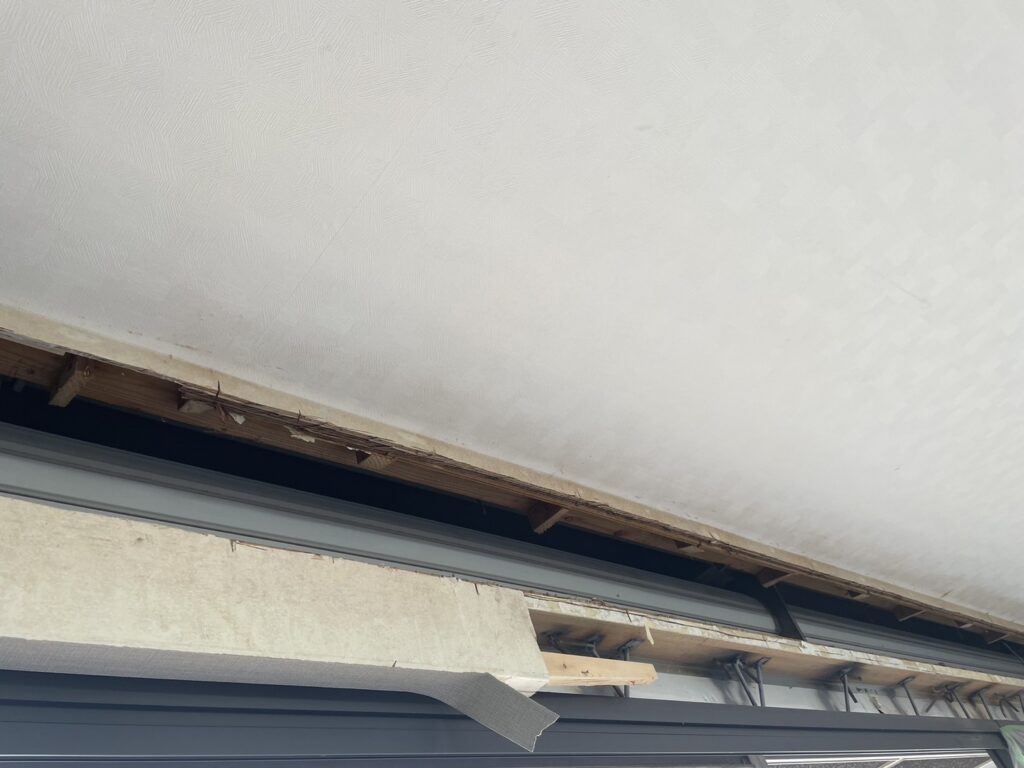 事務所6面電動シャッター交換工事ご案内｜中国製スラット仕様対応の修理事例