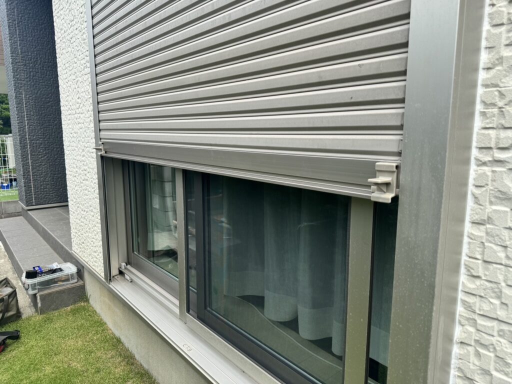 寝室窓 手動シャッター スラット修正工事｜引っ掛かり調整の修理事例