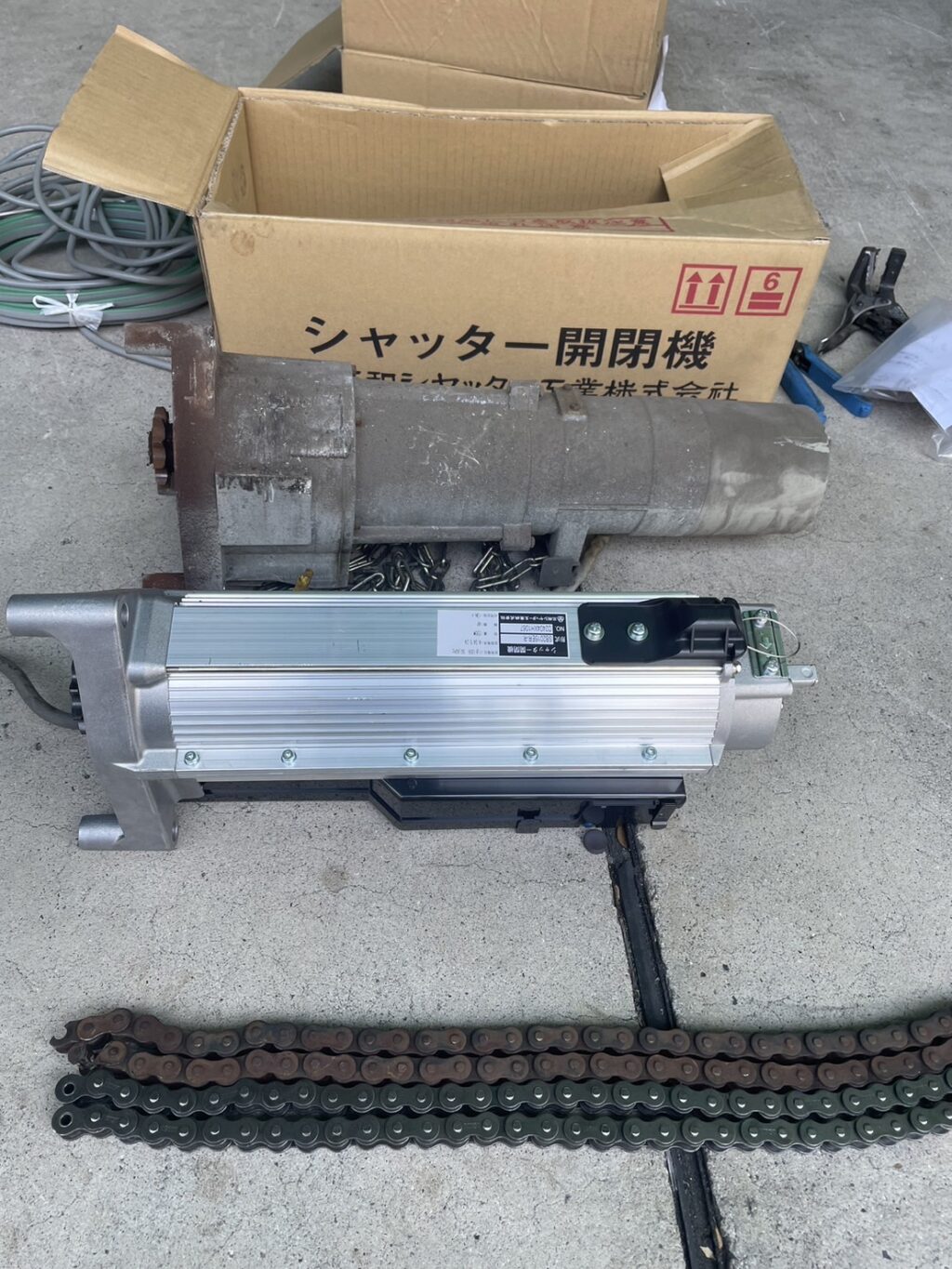 倉庫電動シャッターの開閉機交換とスラット調整の修理事例