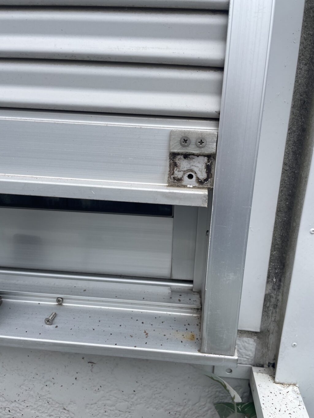 スムーズに動かない電動シャッターの復旧工事の修理事例