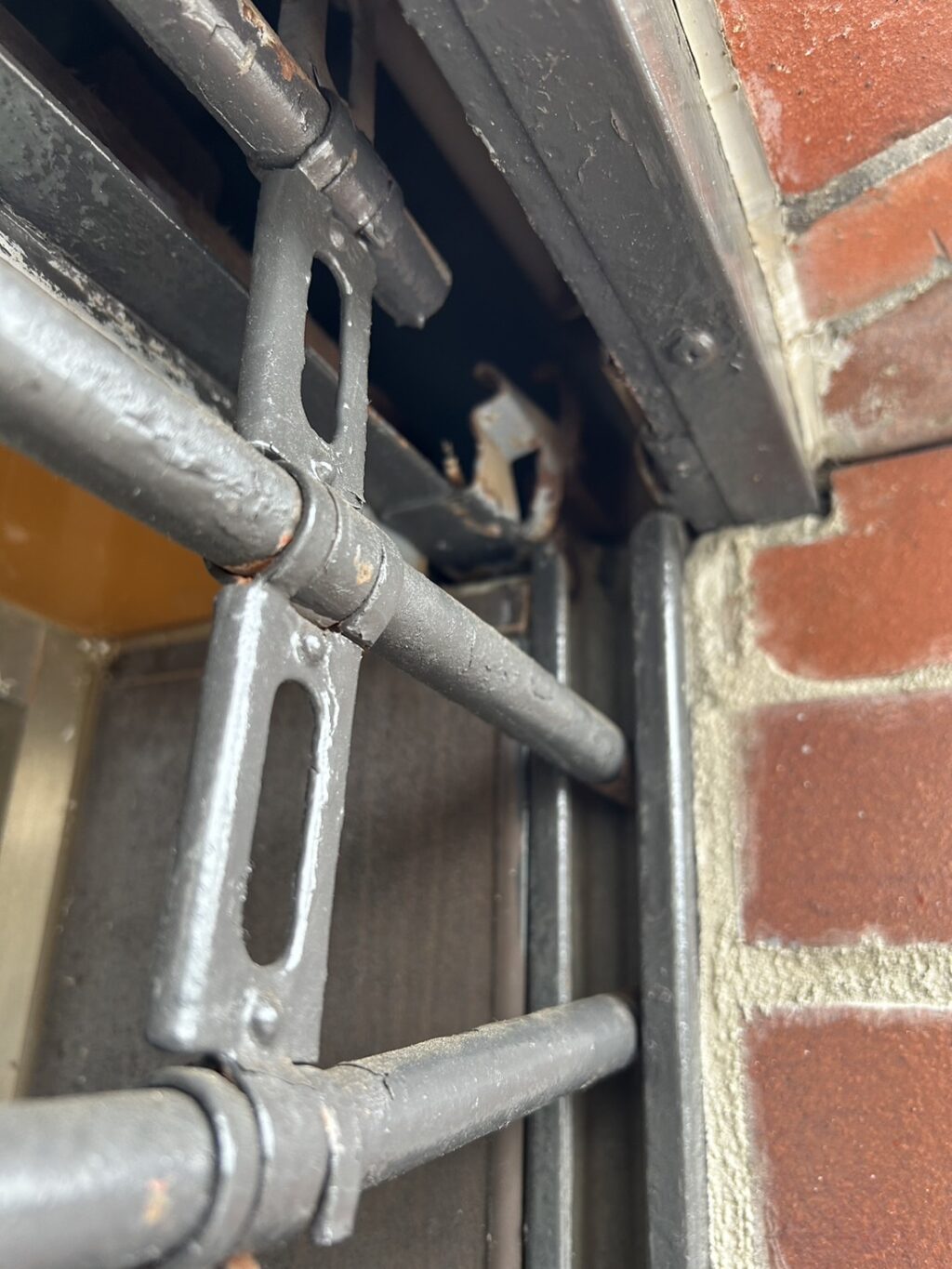 店舗手動シャッター 鍵交換工事の修理事例