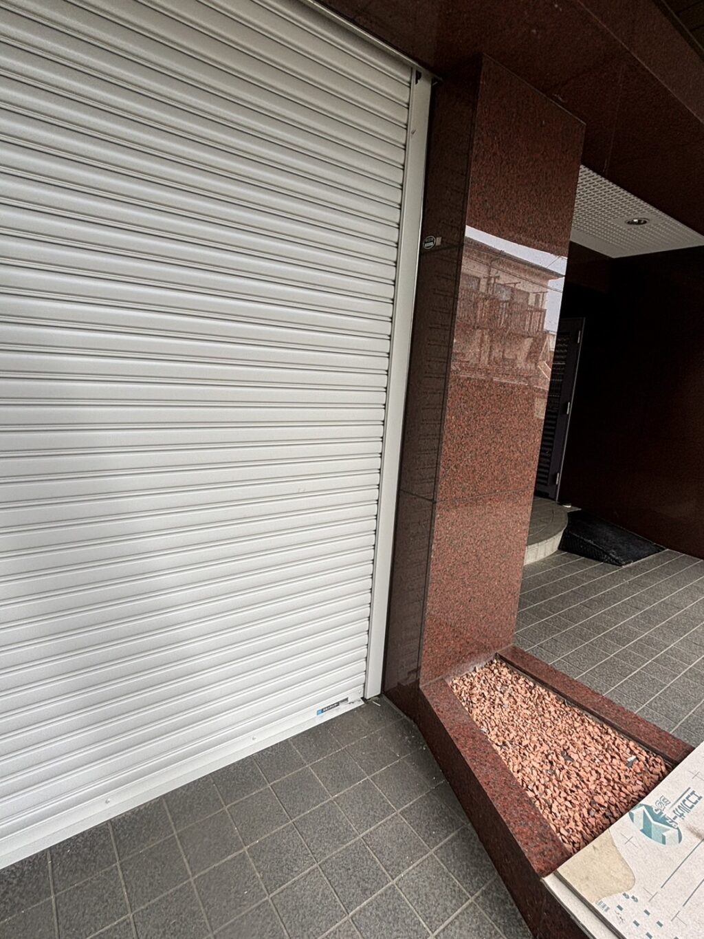 店舗手動シャッターのスプリングシャフト交換工事の修理事例