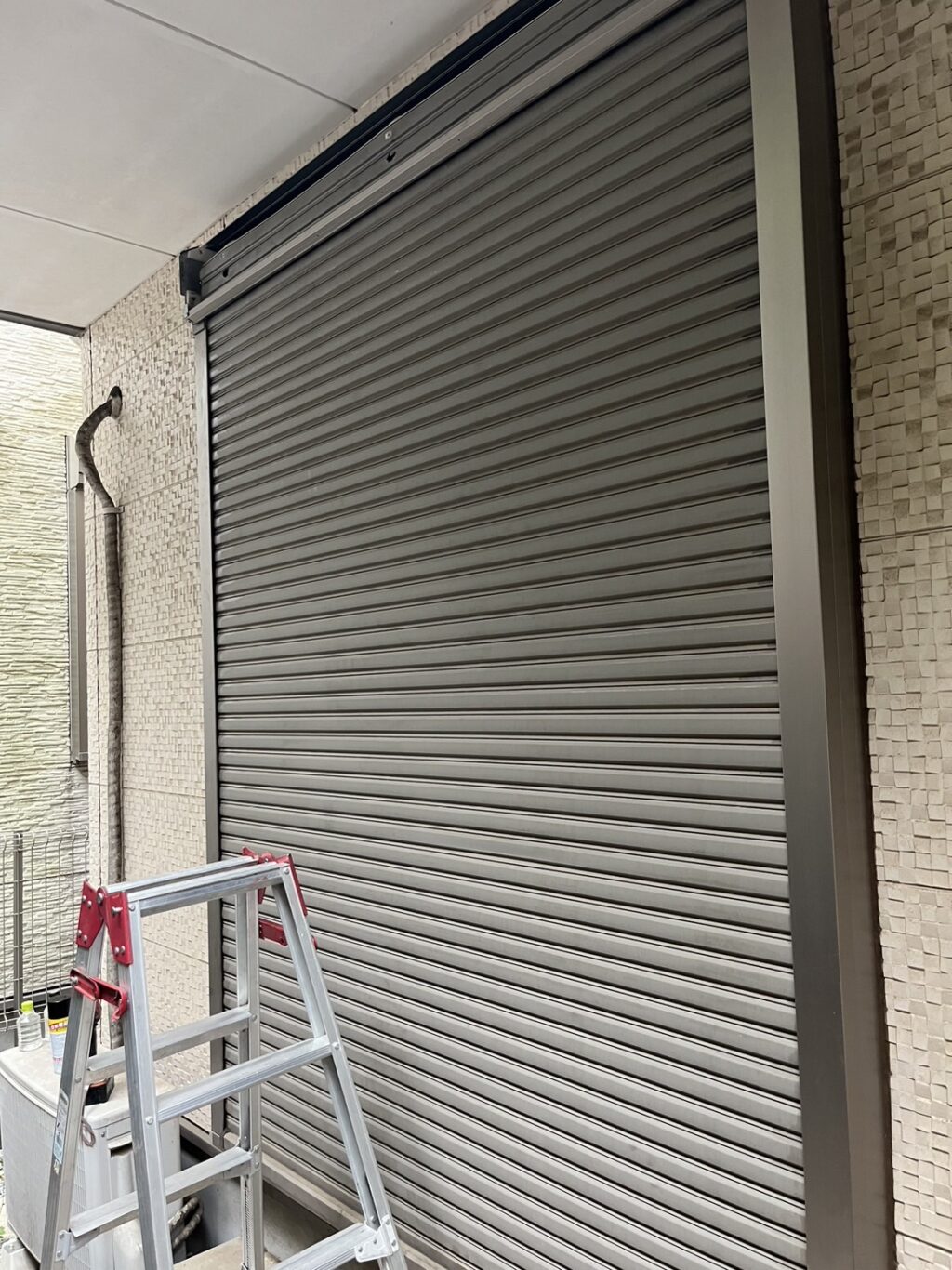 文化シャッター・窓手動タイプの交換工事（黒スラット仕様）の修理事例