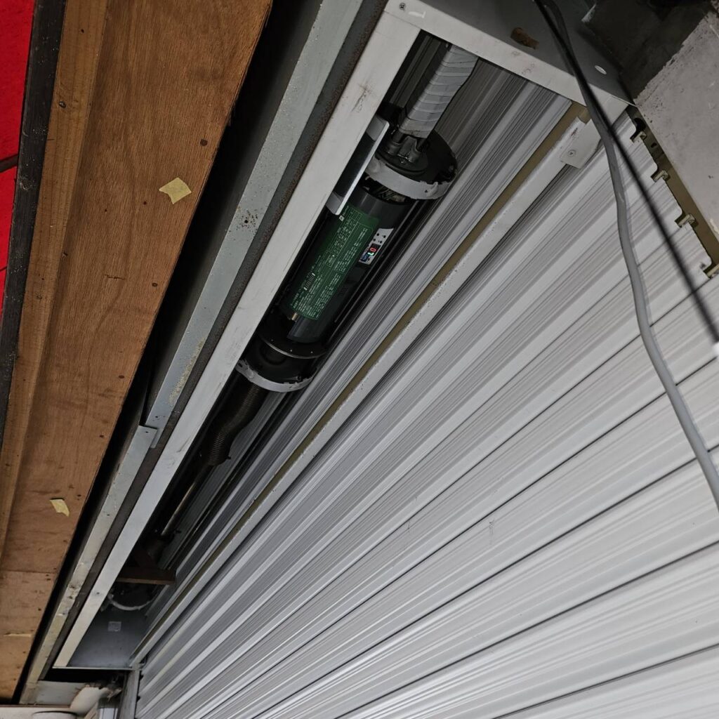 店舗電動シャッター 緊急対応｜エマーゼン引っかかり修理の修理事例