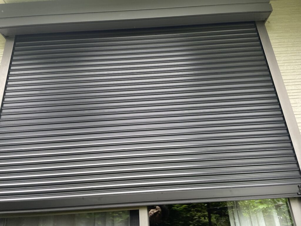 窓用手動シャッターのシャフト・スラット交換の修理事例