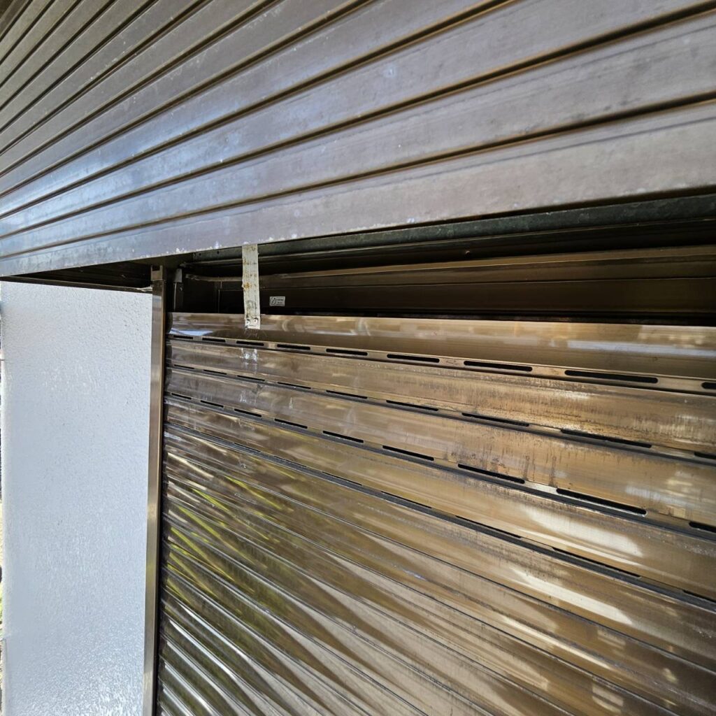 窓用手動シャッターの解錠・メンテナンス対応の修理事例