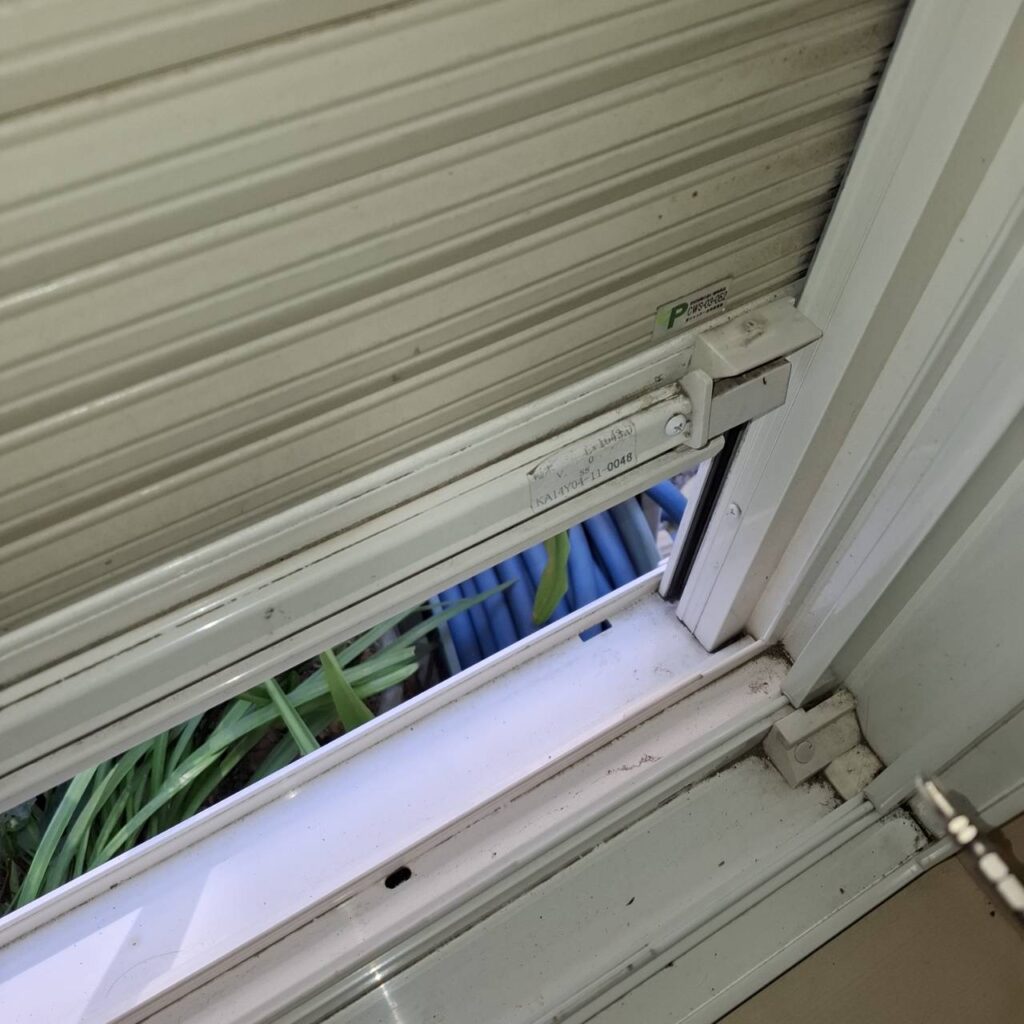 窓手動シャッター 応急修理（レール修正）の修理事例