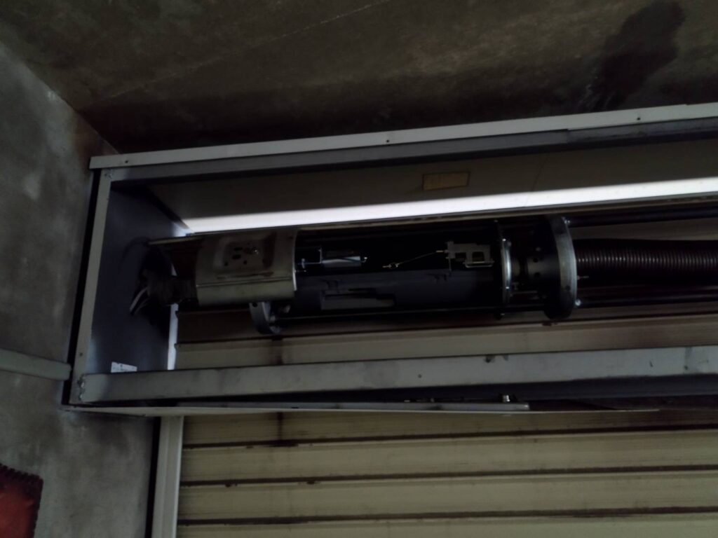 文化シャッター製電動タイプの吊り元修繕の修理事例