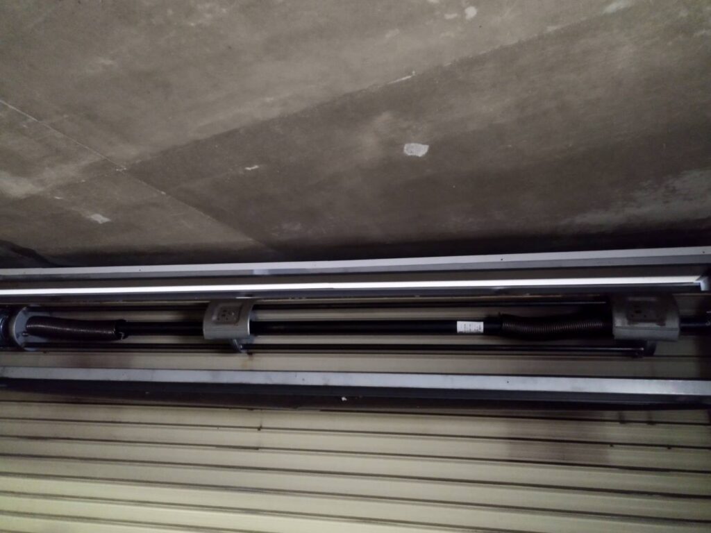 倉庫電動シャッターのスラット・リミット調整と補強の修理事例