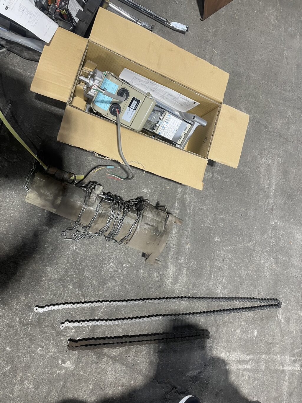 倉庫重量シャッターの電動開閉機交換工事の修理事例