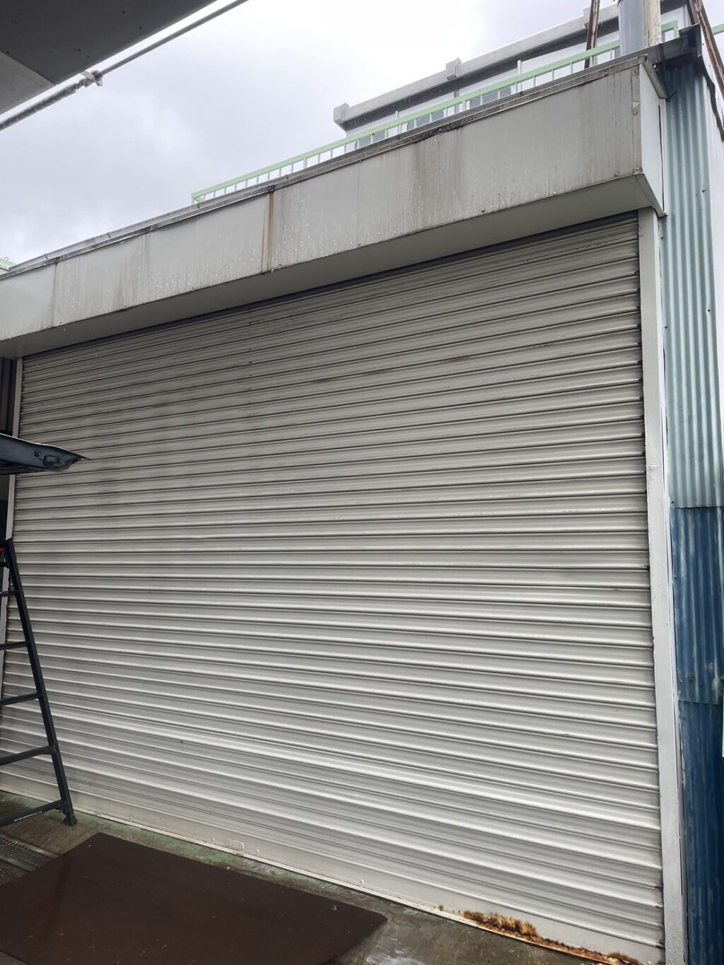 三和製倉庫電動シャッターの修復工事の修理事例