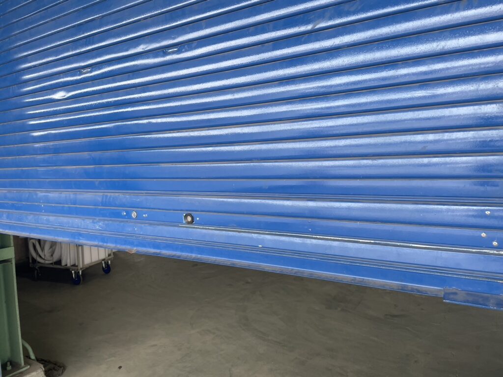 倉庫電動シャッターの緊急スラット調整の修理事例