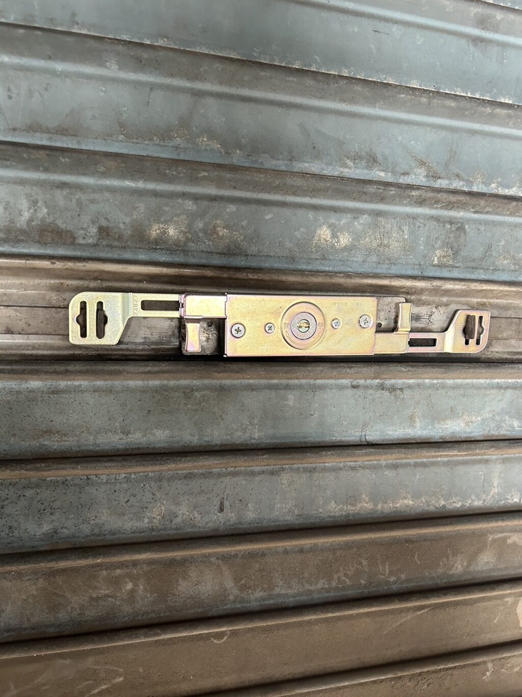 物置用手動シャッターのシリンダー交換の修理事例